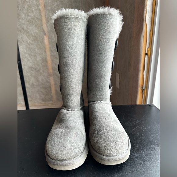 UGG Bailey Button Triplet Shearling Boots - Women’s size 6 - Picture 5 of 14